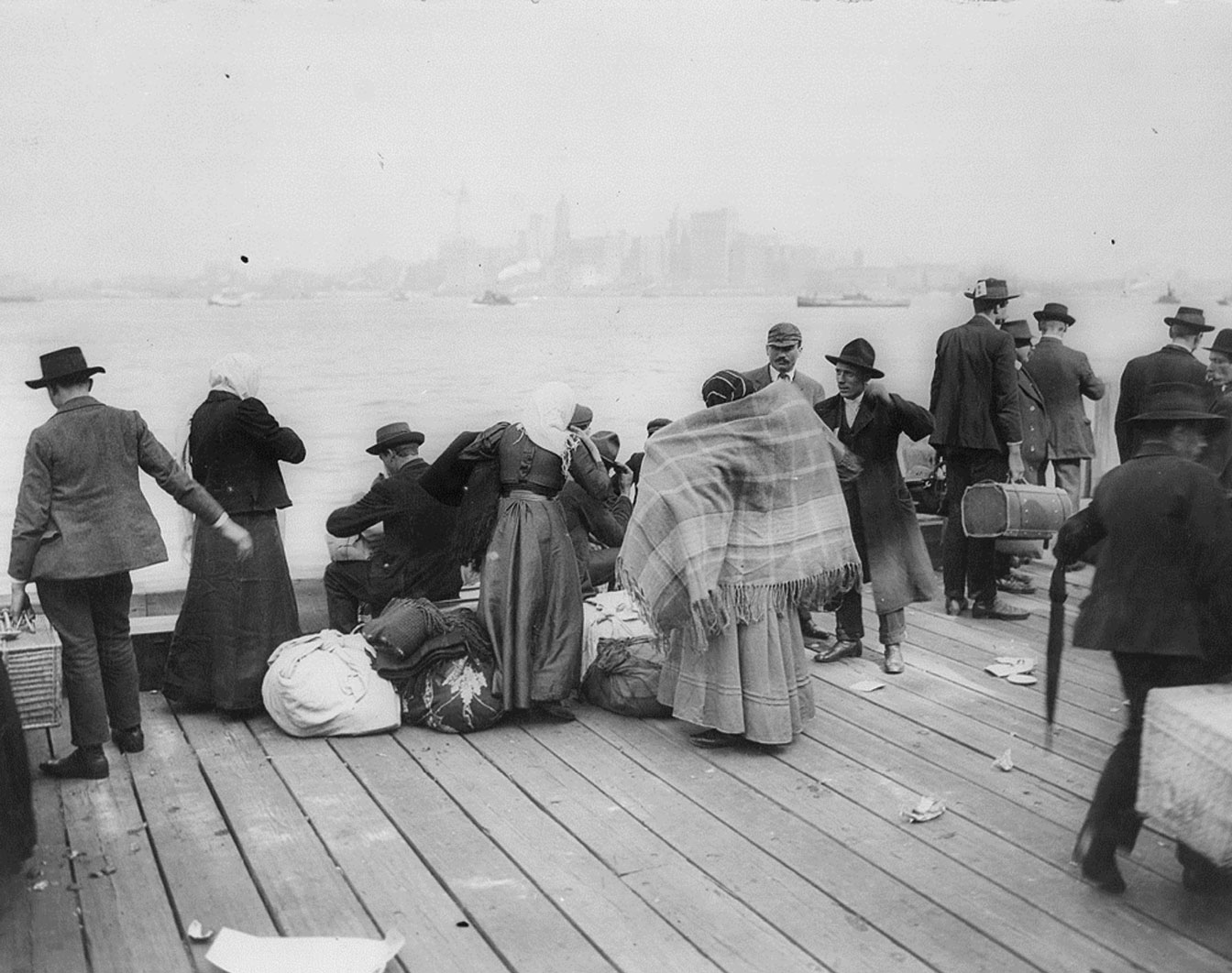 ellis island immigrants ship